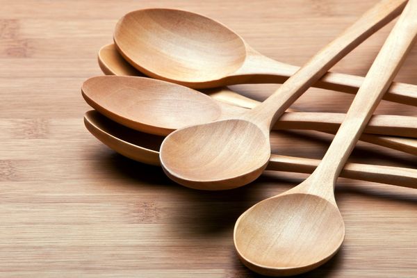 What are the benefits of eating with a wooden spoon?